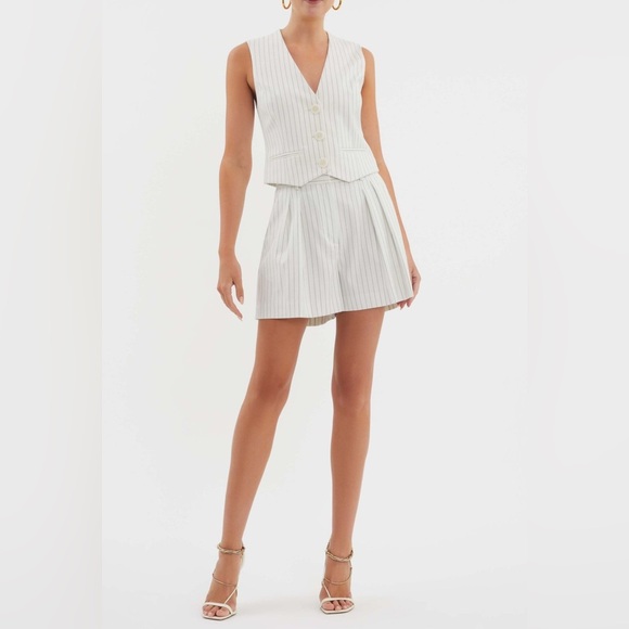Rebecca Vallance new 345$ pinstripe dress shorts.
